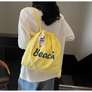 Vue détaillée du sac à dos cordon en nylon jaune avec impression Beach, style décontracté.