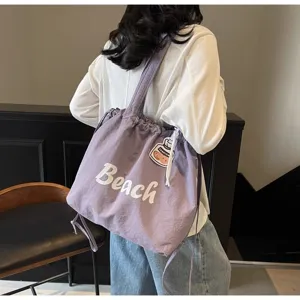 Vue détaillée du sac bandoulière en nylon décontracté avec cordon et imprimé stylé.