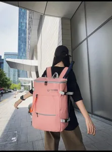 Dettaglio zaino sportivo rosa con grande capacità e scomparto per racchetta all'aperto.