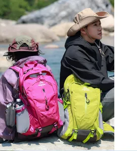 Detailaufnahme eines 30L Outdoor-Wanderrucksacks mit mehreren Fächern und stabilen Trägern.