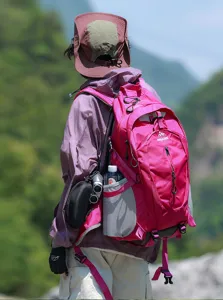 Rosa Outdoor Wanderrucksack mit grossem Fassungsvermögen, Netztaschen und leichtem Design.