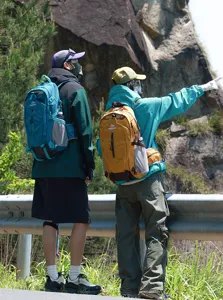 Detailansicht des Outdoor-Wanderrucksacks mit strapazierfähigem Material und Fächern.