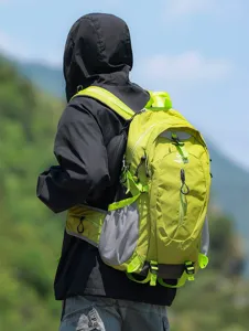 Detailansicht des leichten grünen 30L Outdoor-Wanderrucksacks mit atmungsaktiven Netztaschen.