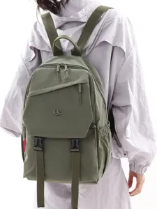 Zaino casual verde con tasche multiple e cinghie per viaggi all'aperto e uso quotidiano.