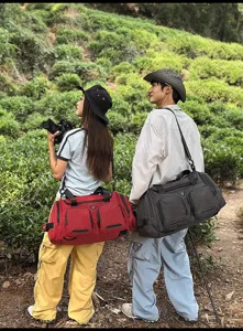 Große Reisegepäcktasche mit vielen Taschen, stilvolles Outdoor-Lifestyle-Anzeigebild.