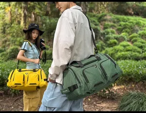 Große Reise-Duffle-Bag mit Karomuster, multifunktionales Taschen-Design für Outdoor-Aktivitäten.