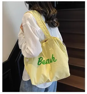 Bolso tote informal de lona amarilla para mujer, bolso de hombro ligero con cordón y letras.
