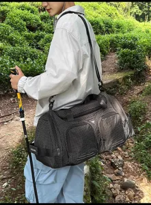 Detailansicht der großen Reise-Duffeltasche mit Karomuster und multifunktionalen Taschen.