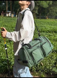 Große Outdoor-Reisetasche mit Gittermuster, multifunktionales Design für Fitness und Sport.