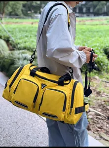 Gelbe multifunktionale Reisetasche, große Kapazität Sportrucksack für kurze Trips.