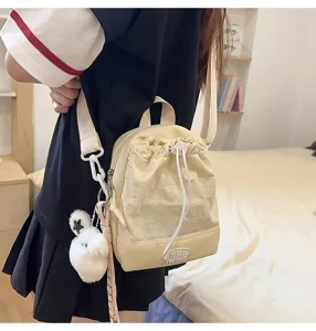 Detailansicht eines süßen, lässigen Mini Kordelzug Rucksacks, leichtes Design für den Alltag.
