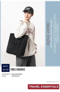 Detailweergave van zwarte drawstring tote tas gedragen door model in casual stijl.