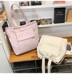 Gedetailleerd overzicht van casual effen tote bags met trekkoord in roze en beige voor forenzen.