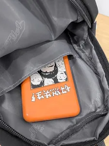 Lässiger Rucksack Innenansicht mit bedrucktem Innenfutter und Anime Motiv Organizer.