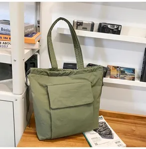 Detailopname van de minimalistische effen totebag met trekkoord voor dagelijkse pendelaars.