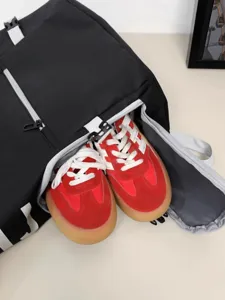 Grande zaino sportivo per badminton e palestra con comodo scomparto per la conservazione delle scarpe.