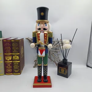 Traditionele houten notenkraker soldaat figuur met trommel, feestelijke huisdecoratie.