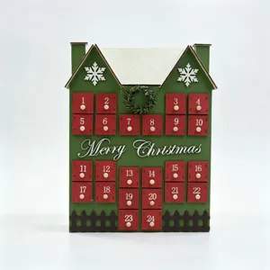 Vista detallada del calendario de adviento navideño de madera con 24 cajones rojos y decoraciones.
