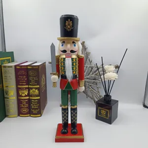 Traditionele 38cm houten notenkraker soldaat figuur met zwaard voor feestelijke decoratie.