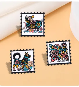 Detailansicht der chinesischen Tierkreiszeichen Briefmarken Emaille Broschen mit Volkskunst Motiv.