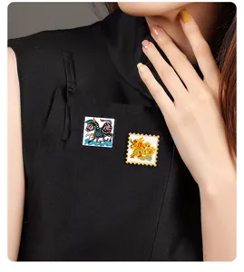 Nahaufnahme der kreativen chinesischen Tierkreiszeichen Briefmarken Metall Brosche am Stoff.
