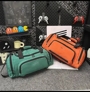 Vue détaillée du grand sac de voyage étanche avec séparation humide et sèche pour sport.