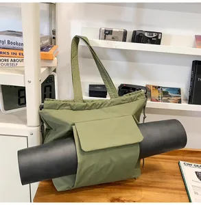 Groene canvas shopper met yogamat houder, casual schoudertas voor dagelijks gebruik.