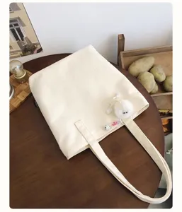 Simple retro large capacity canvas tote bag casual shoulder bag for women daily commuting.