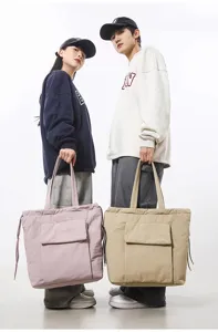 Shopper tas scene met modellen die grote capaciteit en handige voorzak tonen aan kopers.