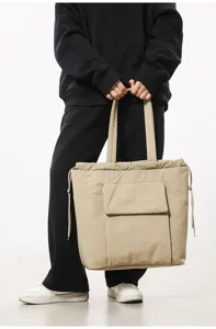 Casual canvas shopper met trekkoordsluiting en voorzak voor dagelijks gebruik of fitness.