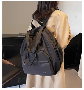 Dettaglio dello zaino da viaggio nero con grande capacità e tasche multiple per l'uso.