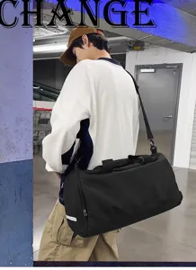 Grand sac de sport homme voyage fitness bagage avec bandoulière réglable couleur noir.