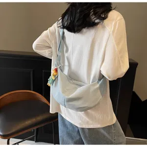 Lässige Damen Umhängetasche aus Canvas, hellblaue Beuteltasche, leichte Alltagstasche.