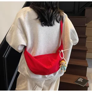 Rote Canvas Knoedel Umhaengetasche Detail, laessiger Stil mit Puppen Anhaenger fuer Damen Alltag.