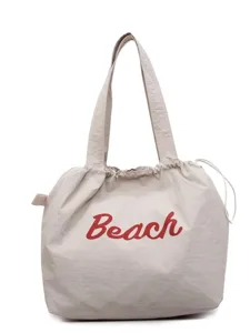 Bolso tote casual de lona beige con cordón y estampado de letras beach rojas.