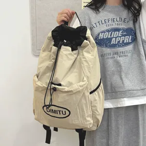 Sac à dos cordon en toile beige léger et pratique pour les voyages et les loisirs quotidiens.