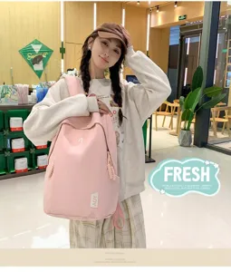 Detailansicht eines stylischen rosa Freizeitrucksacks in einer modernen Einkaufspassage.