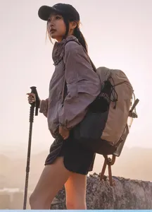 Detailansicht des Outdoor Wanderrucksacks, leichtes wasserdichtes Nylon, grosses Volumen.