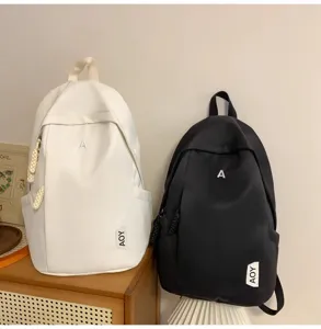 Detailansicht lässiger Canvas-Rucksäcke in Schwarz und Weiß, ideal für Reisen und Schule.