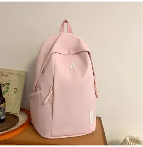 Nahaufnahme eines stylischen rosa Freizeitrucksacks mit minimalistischem Design und Fächern.
