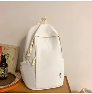 Einfarbiger weißer Freizeitrucksack für Studenten mit großem Fassungsvermögen und Stil.