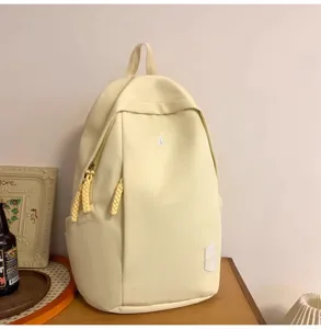 Hellgelber lässiger Reiserucksack für Schule und Alltag mit großem Fassungsvermögen und Design.