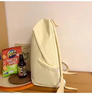 Minimalistischer beiger Freizeit Rucksack Detailansicht mit grossem Stauraum fuer Alltag.