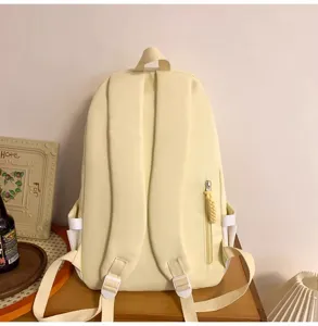 Detailaufnahme des cremefarbenen Rucksacks mit Schultergurten und praktischem Seitenfach.