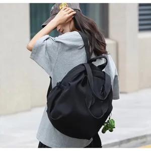 Vue detaillee du sac a dos leger noir en nylon avec poignee superieure pour voyages.