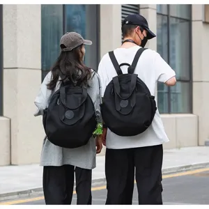 Vue détaillée du sac à dos rond noir élégant pour loisirs quotidiens, grand cartable.
