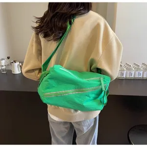 Borsa a tracolla casual in nylon verde da donna, grande borsa a spalla minimalista.