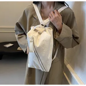 Zaino in tela multiuso bianco solido e casual con un elegante design a cerniera diagonale.