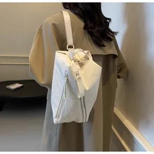 Vista dettagliata di un elegante zaino e borsa bianca convertibile per donne moderne.