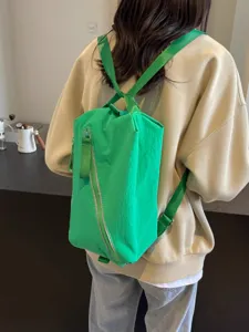 Zaino casual verde minimalista da donna, elegante borsa a tracolla in stoffa versatile e capiente.